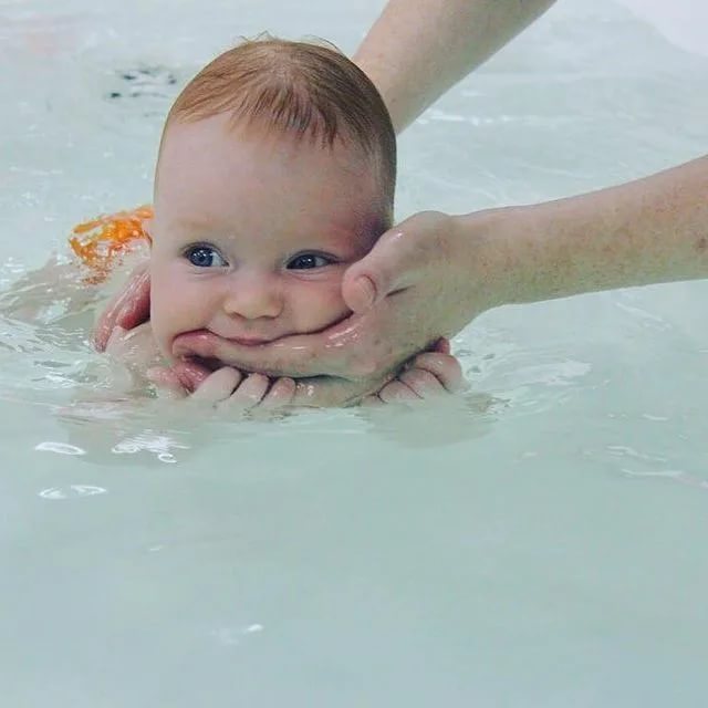 Плавание новорожденных – когда и как начинать занятия с малышом в воде?
