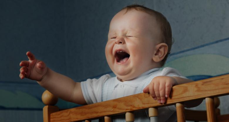 Почему ребенок в возрасте 1-3 месяцев спит только на руках?