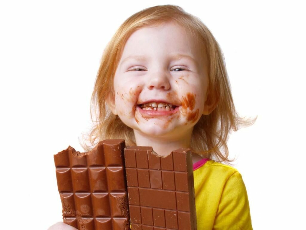 Ребенок ест много сладкого — чем обусловлена излишняя тяга конфетам и шоколадкам