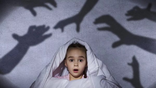 Ребенок боится спать один: как помочь ребенку справиться со страхом?