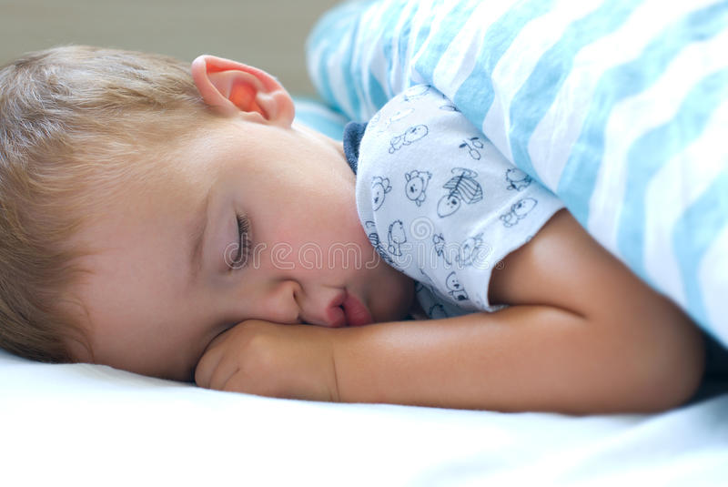 Почему у ребенка часто потеет голова, ручки и ножки во время сна и кормления: разбираемся в причинах