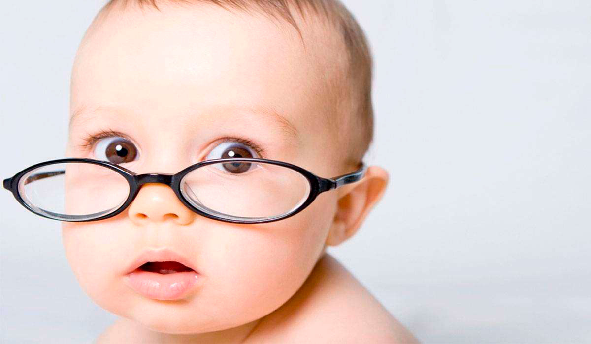 Когда у новорожденного открываются глазки, почему они мутные