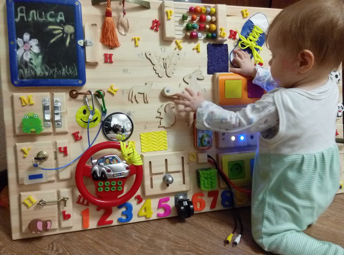 Как развивать ребенка в 8 месяцев