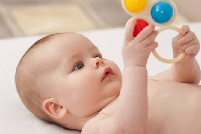 В каком возрасте ребёнок начинает держать игрушку в руках?