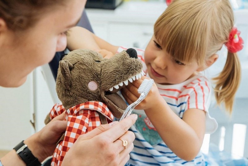 Как правильно удалить молочный зуб у ребенка без слез в домашних условиях и у стоматолога: советы, способы и видео инструкции