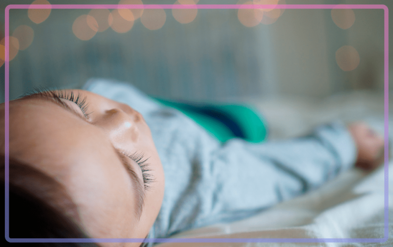 Почему новорожденные улыбаются во сне — причины