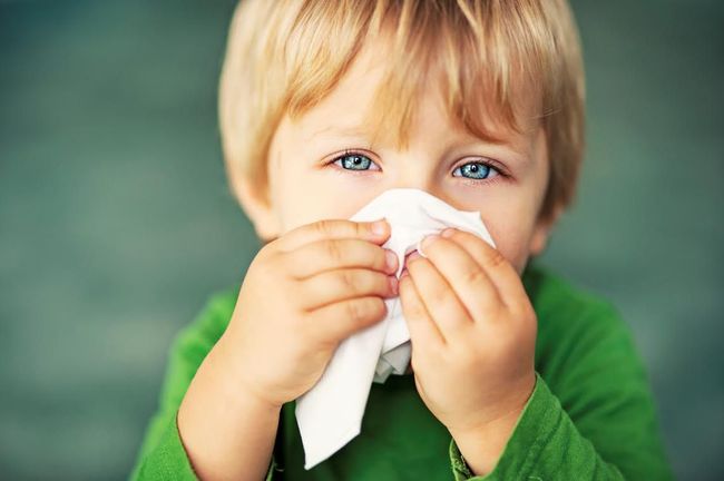 Белые сопли у ребенка до года — что значит мутная слизь в носу