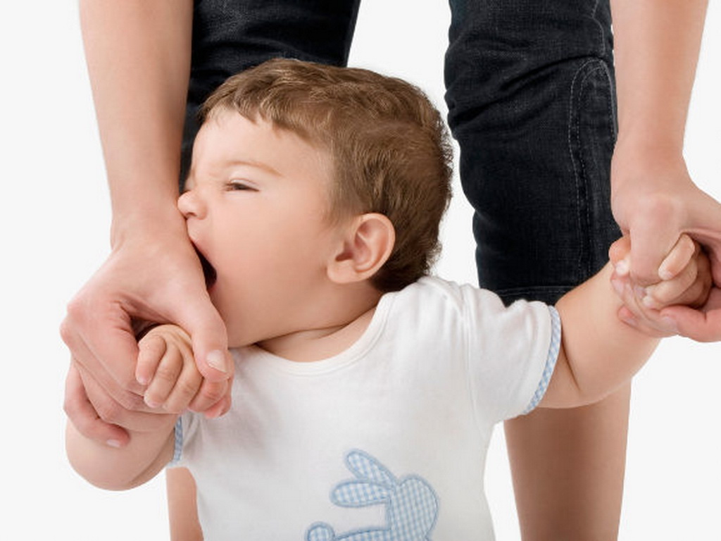 Ребёнок кусает маму: причины и что с этим делать