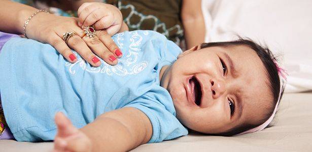 Новорожденный тужится и кряхтит — почему