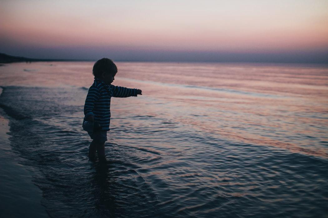 Что делать родителям, если ребенок до истерики боится моря?