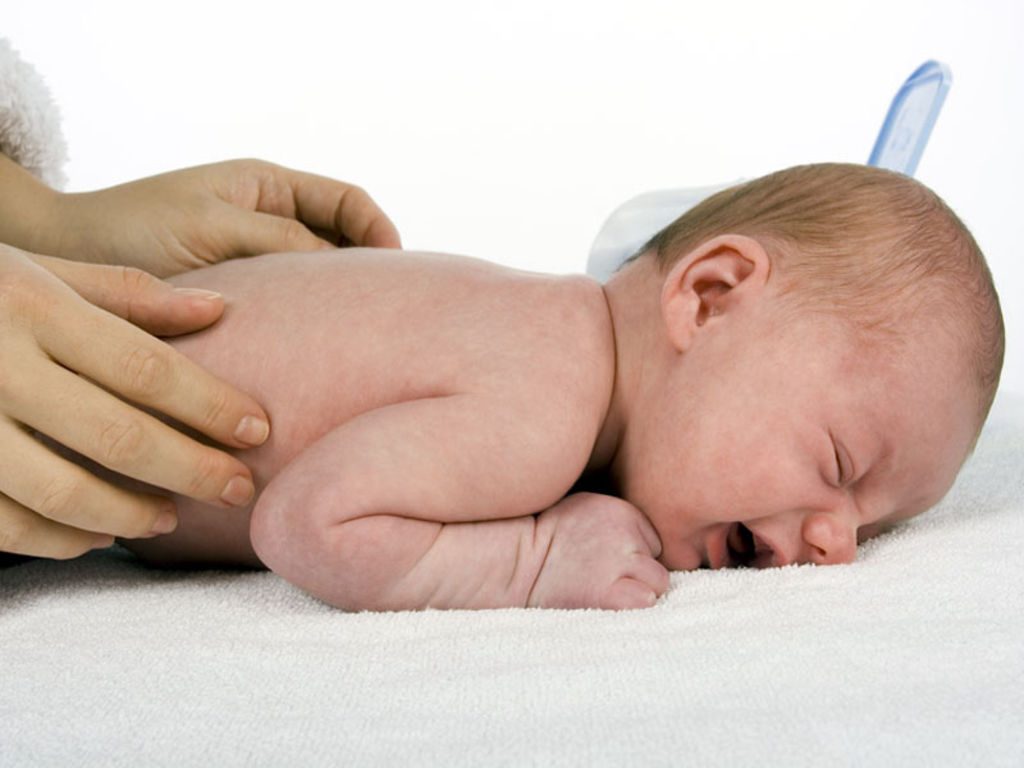 Как отличить колики от газиков у новорожденных