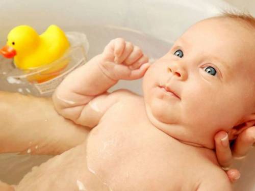 Можно или нельзя купать ребенка после прививки? Мнение педиатров и мамочек