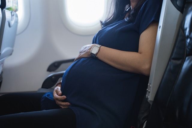 Можно ли во время беременности летать на самолете: каковы правила перелета на ранних и поздних сроках, опасно ли это?