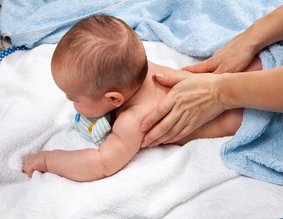 Массаж для новорожденных и грудничков: зачем и когда назначается