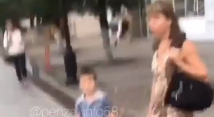 Ребенок требует грудь на улице и лезет под одежду