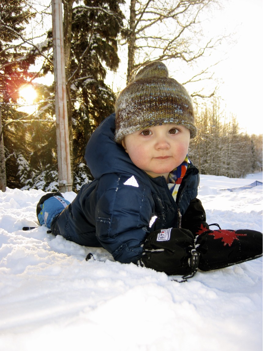 Гуляем с пользой: как правильно одеть младенца на прогулку в разное время года