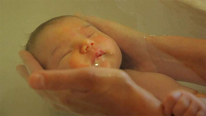 В какой воде купать новорожденного ребенка, кипятить ли воду, добавлять ли марганцовку?