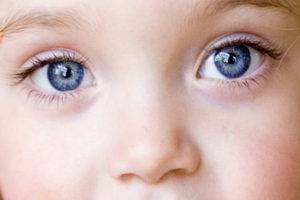 Почему у новорожденных меняется цвет глаз