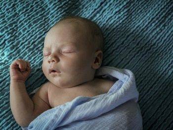 Почему новорожденный ребенок спит по 30 минут днем