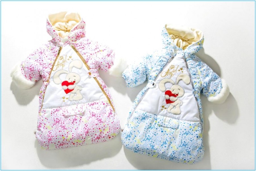 Гуляем с пользой: как правильно одеть младенца на прогулку в разное время года