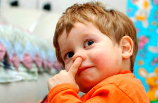 Ребенок засунул в нос бусинку: что делать, как вытащить