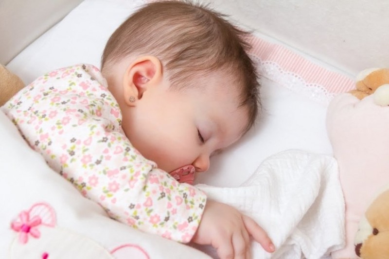 Самостоятельное засыпание ребенка до года — методики