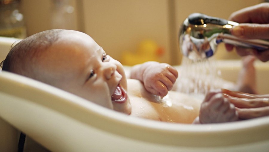 Как держать новорожденного при подмывании