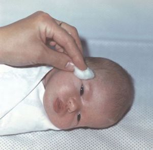 Чем лучше промывать глазки новорожденного