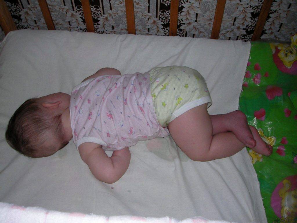 Ребенок запрокидывает голову назад во сне