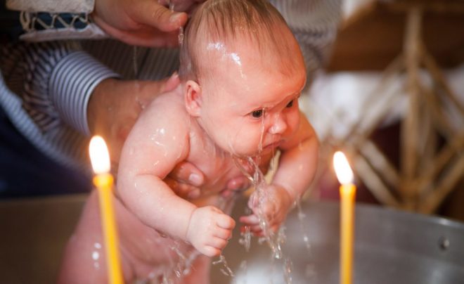 Как организовать смотрины новорожденного, что подарить малышу, некоторые правила для гостей и суеверия