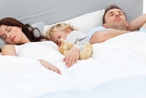 Как отучить ребенка спать с родителями — возможные способы