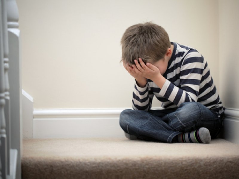 Почему ребенок бьется головой об пол и стены: причины и как реагировать