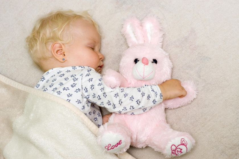 Сон малыша до года: с грудью или без?