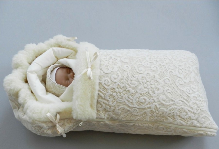 Гуляем с пользой: как правильно одеть младенца на прогулку в разное время года