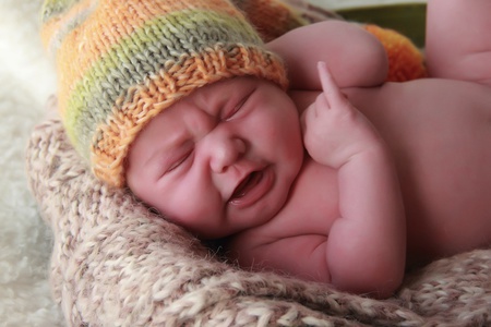 Почему новорожденный ребенок кряхтит и тужится?