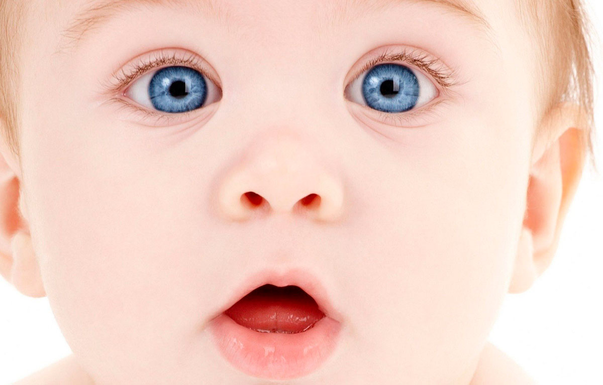 Почему ребенок чешет глаза и нос руками, возможные причины