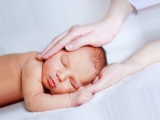 Ребенок в 2 месяца не спит днем и ночью