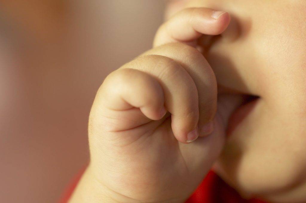 Руки во рту у ребенка: нужно ли волноваться маме и отучать?