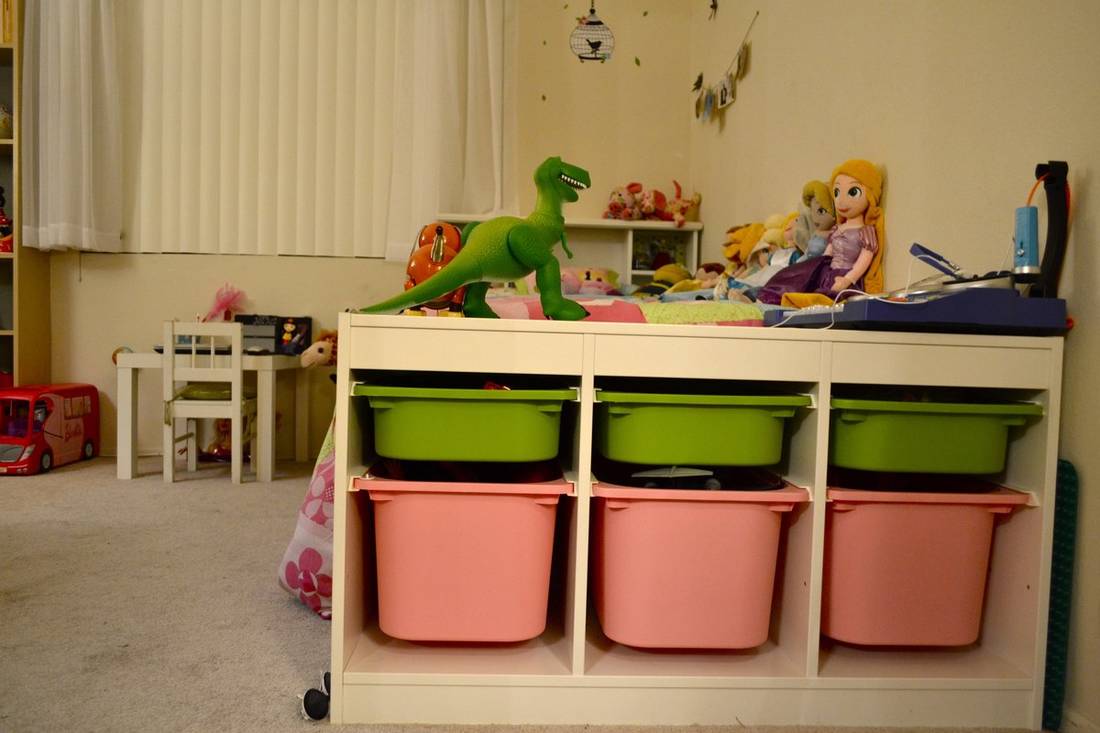 Как навести порядок в детском шкафу: 4 принципа хранение детской одежды