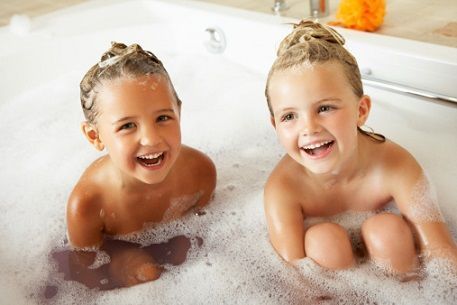 Ребенок боится принимать ванну. Советы детского психолога