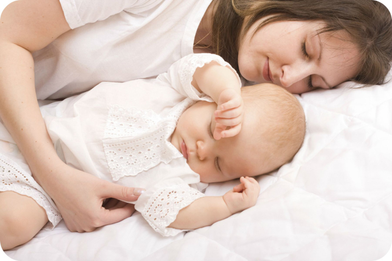 Сон ребенка вместе с мамой - это правильно?